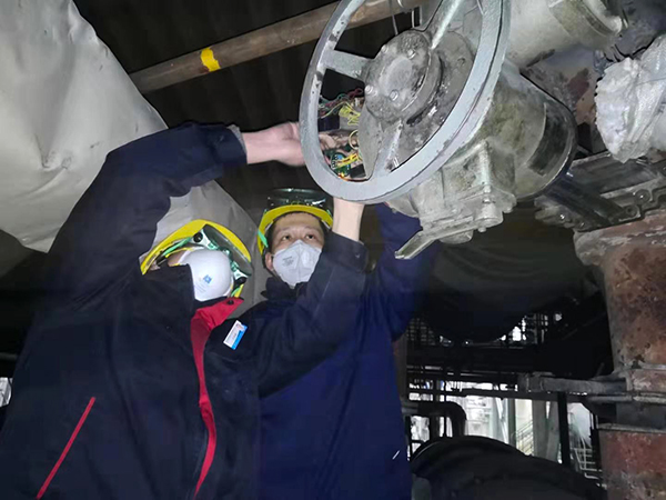 1581047852362999.jpeg 黨員在現場調試閥門.jpg