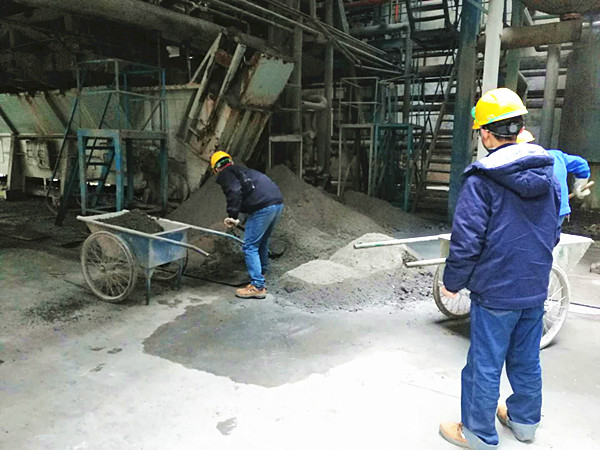 1581212246945537.jpeg 清理撈渣機(jī)積渣_副本.jpg