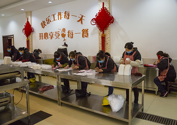 01  2020年2月14日星期五早晨九點(diǎn)到十點(diǎn)，服務(wù)人員在認(rèn)真核對一線職工的訂飯清單.jpg