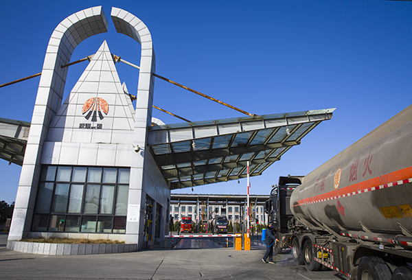 03    2020年2月17日星期一，下午三點(diǎn)半罐區(qū)治安科門衛(wèi)人員在為拉甲醇車輛消毒。.jpg