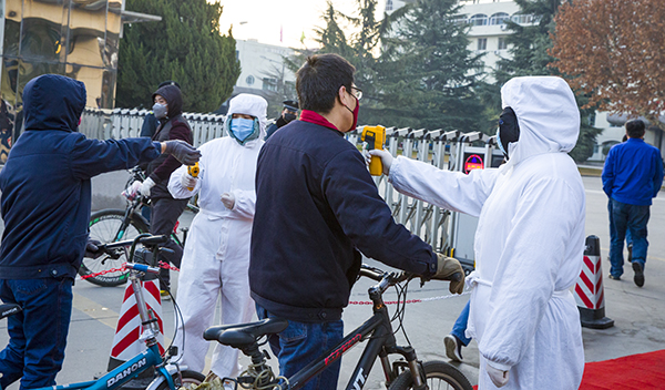 06 北門執(zhí)勤人員配合醫(yī)務(wù)人員為職工測體溫。.jpg