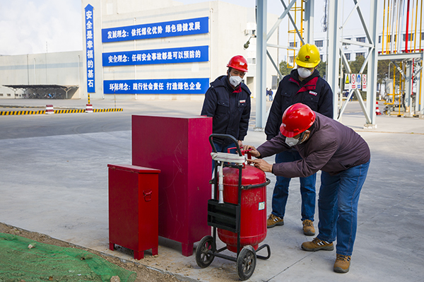 12 消防人員在檢查滅火器，他們每天下現(xiàn)場巡檢，確保消防設(shè)施完好。.jpg