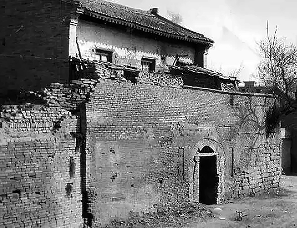 1600041984192042.jpeg 第六幅 家的變遷 縣城的古城樓 作者:楊靖軍 地址:陜西省渭南市高新區(qū)渭河花園12-112 電話 15291303782.jpg