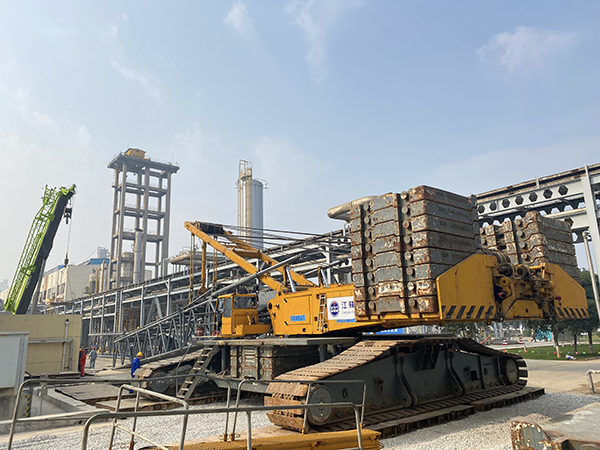 1605169800566403.jpeg 尿素車間750噸吊車組裝有序進行中.jpg