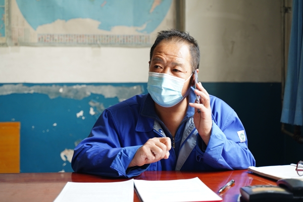 1606175923162016.jpeg 電氣工段長王宏正在大檢修指揮中心為檢修人員的大電源檢修進行聯系.JPG