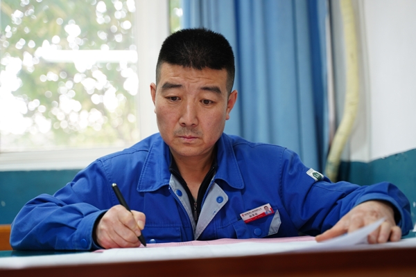 1606175938724745.jpeg 電氣工作票簽發(fā)人趙軍宏正在為檢修人員撰寫第一種工作票.JPG