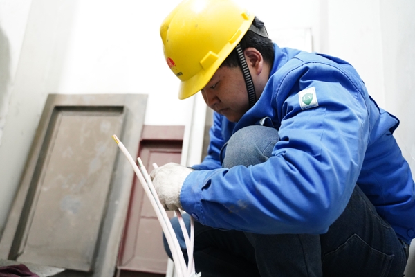 1606175960945789.jpeg 電氣小伙解祥龍正在324配電室里處理發(fā)電機射水泵電纜.JPG