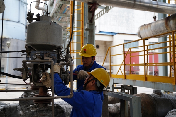 1606176001762158.jpeg 儀表檢修人員郭斌和吳培榮正在對液壓閥附件進行拆檢.JPG