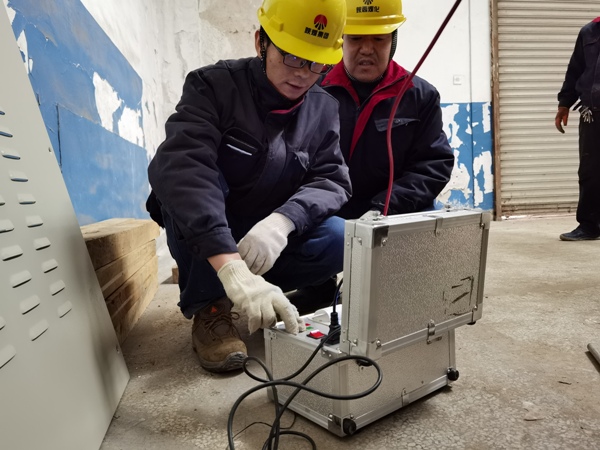 1606263957211366.jpeg 王宏對青工李強(qiáng)在301總變1#電容器改造現(xiàn)場進(jìn)行現(xiàn)場教學(xué).jpg