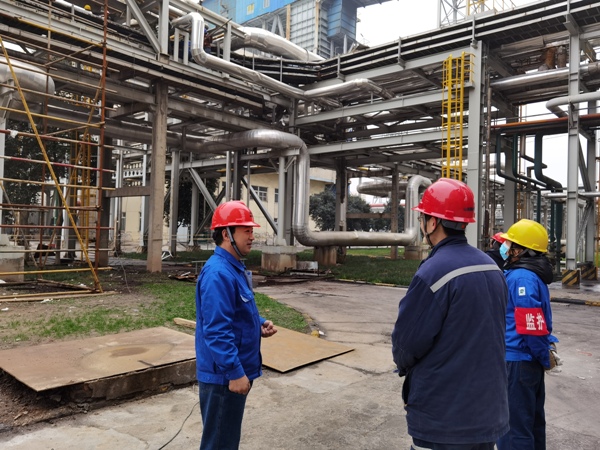 1606263971671858.jpeg 王文波在315C更換動(dòng)力電纜橋架現(xiàn)場對監(jiān)護(hù)人員進(jìn)行安全叮囑.jpg