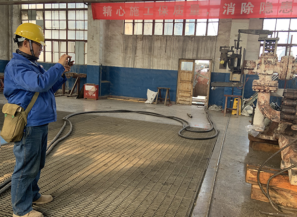 1606654429792572.jpeg 谷成駿對已經(jīng)拆卸的合成氣壓縮機(jī)拍照.jpg