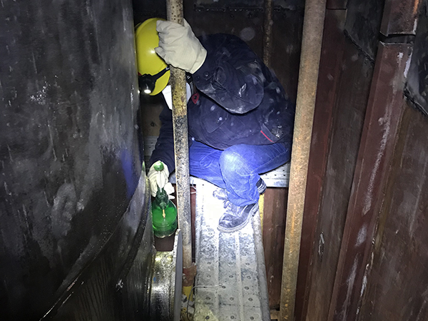 1607592541810535.jpeg 操作人員正在冷箱內(nèi)進(jìn)行查漏.jpg