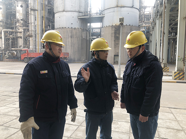 1607592575736651.jpeg 舒江在減壓站向王少峰講PV6602泄漏情況.jpg