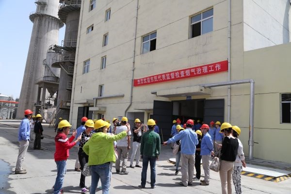 渭化集團(tuán)環(huán)保開放日，渭南市民代表來渭化監(jiān)督檢查煙氣治理。.JPG