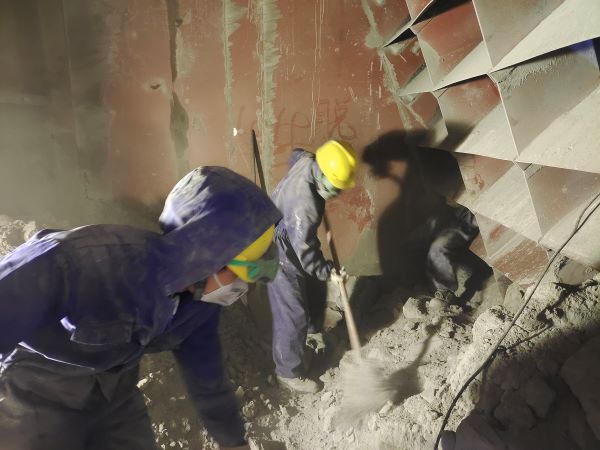 1634774762373994.jpeg 脫硫煙道清理積灰.jpg