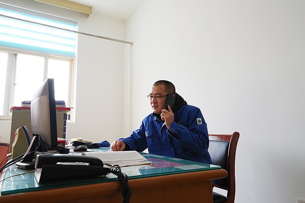 1674450807630951.jpeg 倉庫管理員正在協調裝運人員.jpg