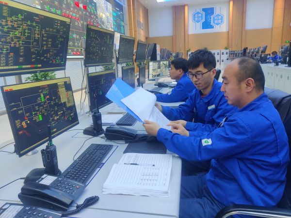3.14日，彬州公司中控室，氣化操作人員認(rèn)真監(jiān)盤，對比數(shù)據(jù)，調(diào)整煤漿濃度.jpg
