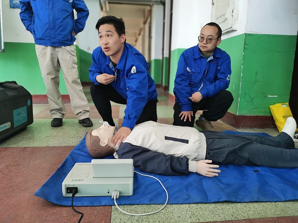 3月31日，應(yīng)急隊員張晨講解心肺復蘇注意事項.jpg