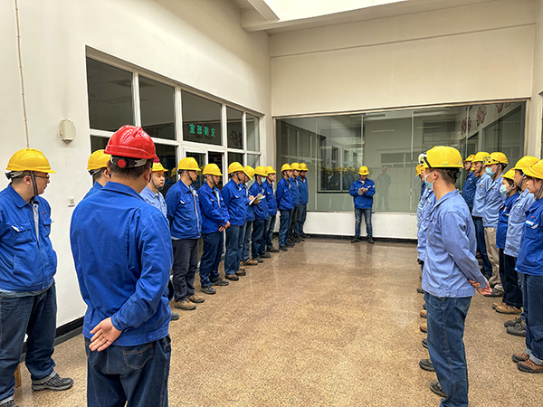 利用班后會(huì)時(shí)間學(xué)習(xí)典型事故，分析原因、總結(jié)教訓(xùn)  600.jpg