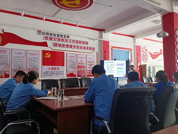 1682234210114559.jpeg 4月19日,計(jì)控電儀部主任工程師馬曉華為職工進(jìn)行授課講解 600.jpg