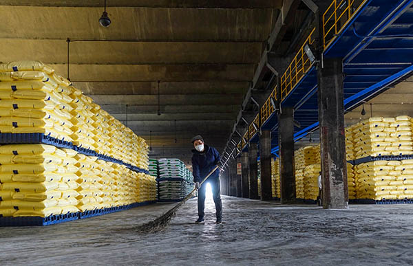 2023年4月運銷部鐵路科員工現(xiàn)場6S提升，擺放整齊劃一的尿素成品庫，現(xiàn)場地面衛(wèi)生時刻有清掃人員保持清潔   600.jpg