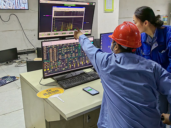 5月13日，動力車間三期鍋爐控制室，DCS改造工藝、儀表、電氣等部門聯(lián)合調(diào)試期間，車間副主任焦志波詢問DCS改造畫面.jpg