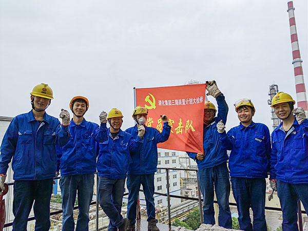 5月11日，動力車間三期工藝除氧器更換填料，黨員突擊隊(duì)隊(duì)員在除氧器平臺合影.jpg