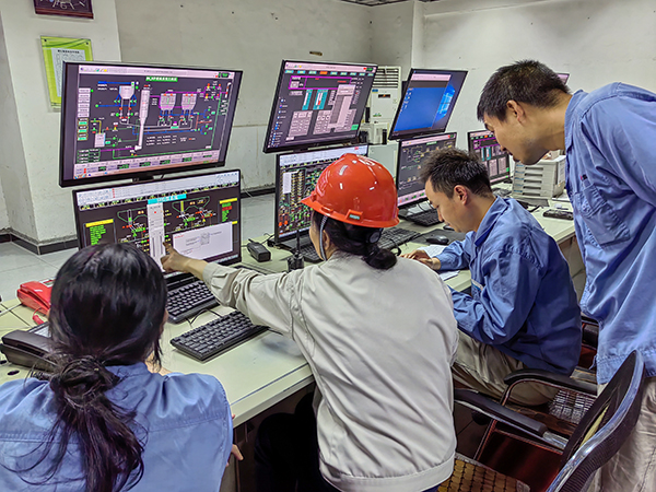 5月13日，動力車間三期控制室，DCS調試將一、二期氨水制備工程師站遷移至三期.jpg