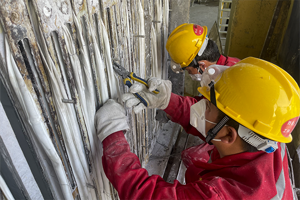 除沫器檢修現(xiàn)場，檢修人員不見“風雨”怎么能見“彩虹”.png