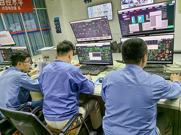 5月23日，動力車間中控室，4號鍋爐水壓試驗過程中，各司爐密切監(jiān)視水壓變化.jpg