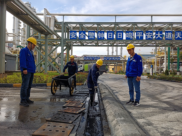 6月5日，運(yùn)銷分部，張海波、曹侃等人員，在氣膜棚周圍清理排水渠。運(yùn)銷分部 伍思盈 攝.jpg