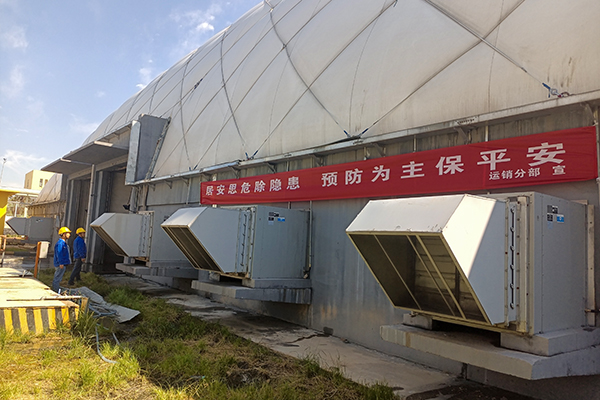 6月7日，運(yùn)銷分部，張海波、曹侃、李智民等人員，在氣膜棚排查隱患運(yùn)銷分部 伍思盈 攝.jpg