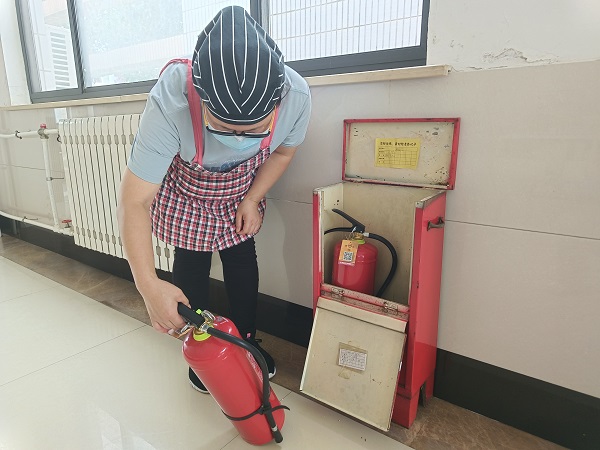 1687171421654237.jpeg 食堂工作人員檢查滅火器 (1).jpg