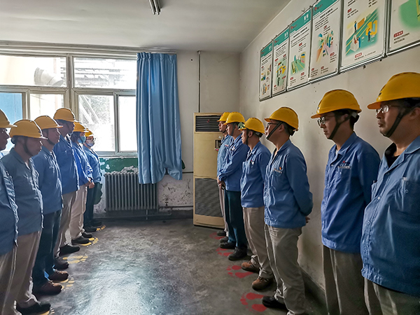 6月12日，動(dòng)力車間一期交接班室，開會(huì)期間技術(shù)員向班組成員提問(wèn) (1).jpg