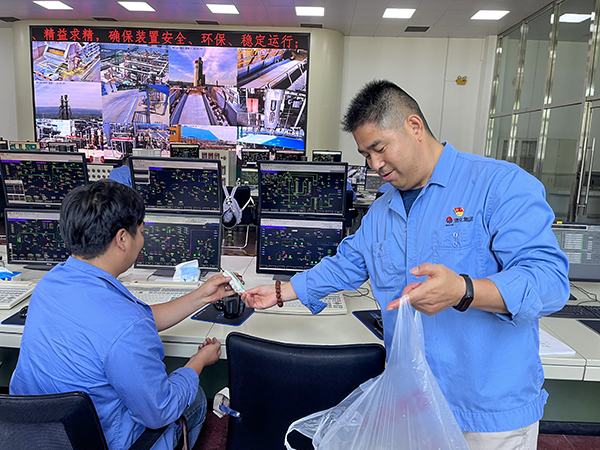 1689637180536636.jpeg 7月13日1700班長王紅民分發(fā)雪糕.jpg