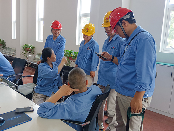 7月19 日，副部長劉勇、主任工程師馬曉華等人在一期控制室與工藝負責人就在線作業(yè)進行安全風險評估交流.jpg