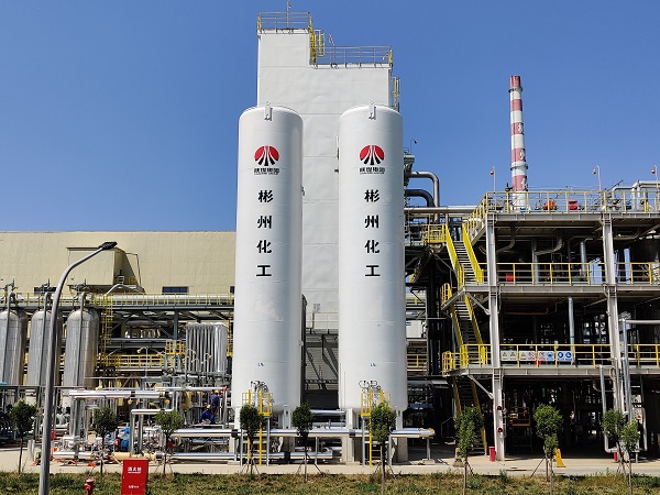 制氣車間，7月建成投用的707低溫能源綜合利用項目主設(shè)備液氮儲罐現(xiàn)場圖。 (1).jpg