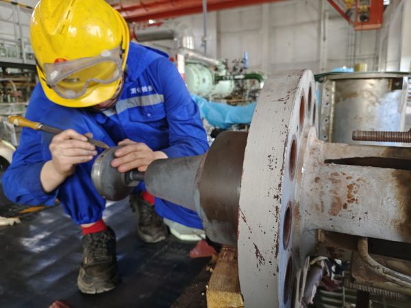 1690337426844382.jpeg 檢修人員認(rèn)真細(xì)致檢查備件.jpg