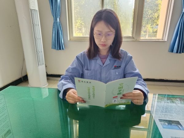 1690339047310948.jpeg 在學(xué)習(xí)員工文明手冊.jpg