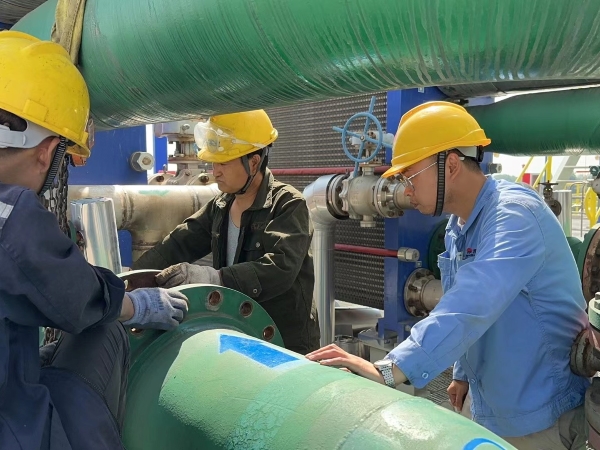 1690504242507397.jpeg 魏翔在現(xiàn)場學習設(shè)備拆檢后內(nèi)部構(gòu)造.jpg