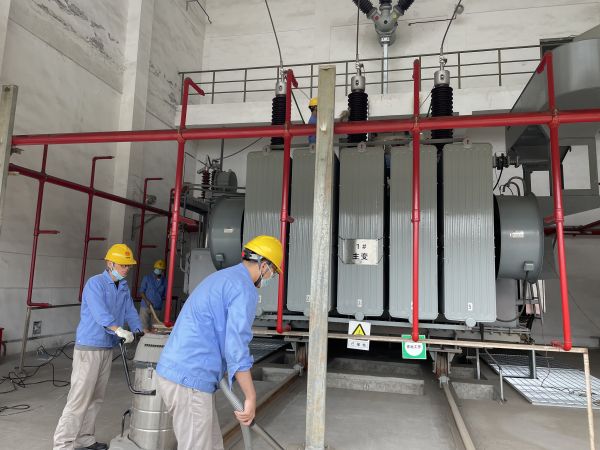 1691450661822665.jpeg 運行人員利用吸塵器清掃變壓器室.jpg