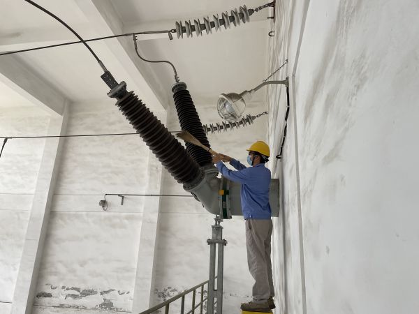 1691450671746251.jpeg 運行人員在清掃變壓器絕緣子串.jpg