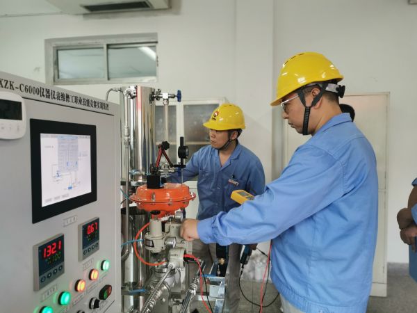 8月8日 儀表實(shí)操比賽現(xiàn)場(chǎng)，選手們正在調(diào)試設(shè)備.jpg