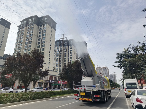 1692577771775161.jpeg 多功能抑塵噴霧車在高新區(qū)新盛一路噴霧作業(yè)2.jpg