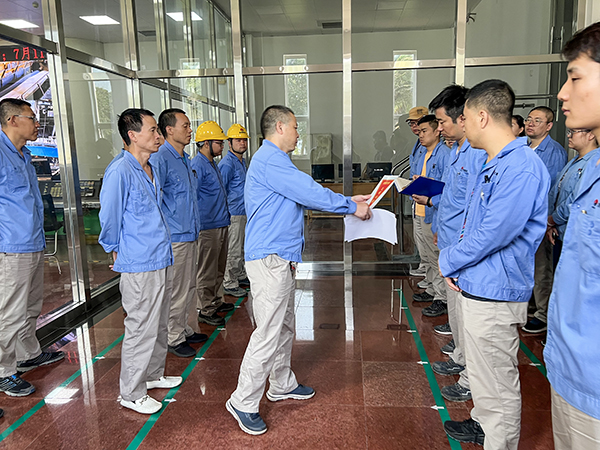 1692862858358824.jpeg 8月20日 合成車間工會(huì)主席藏琨在早會(huì)上為文明班組頒發(fā)“文明創(chuàng)建流動(dòng)紅旗”.jpg