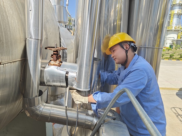 1692920126880065.jpeg 8月22日 計控電儀分部制氣班組陳陽在氣化裝置更換新液位計.jpg