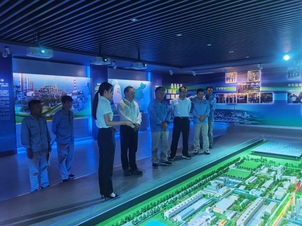 8月24日，國(guó)網(wǎng)渭南供電公司一行來(lái)公司調(diào)研座談，參觀展覽廳.jpg