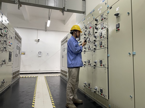 1693790950572255.jpeg 電儀分部員工用對講機(jī)與工藝人員溝通.jpg