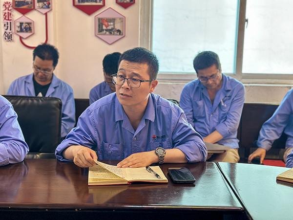 2023年9月4日-物料車間黨支部全體黨員在黨員活動室進(jìn)行主題教育專題組織生活會會前集中學(xué)習(xí)-黨員、車間副主任秦昊研討發(fā)言.jpg