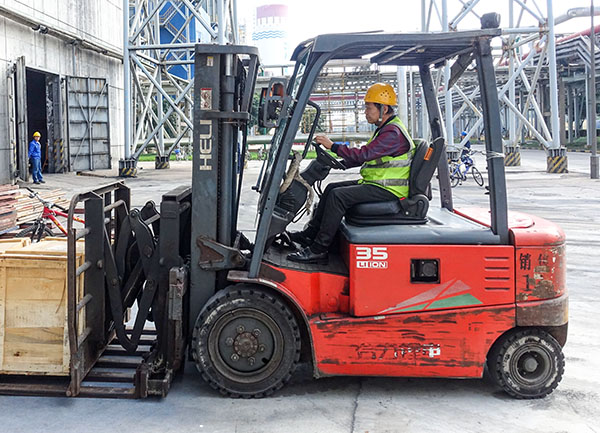 1696737646729067.jpeg 2023年大檢修運(yùn)銷部支援車輛送貨到現(xiàn)場(chǎng).jpg